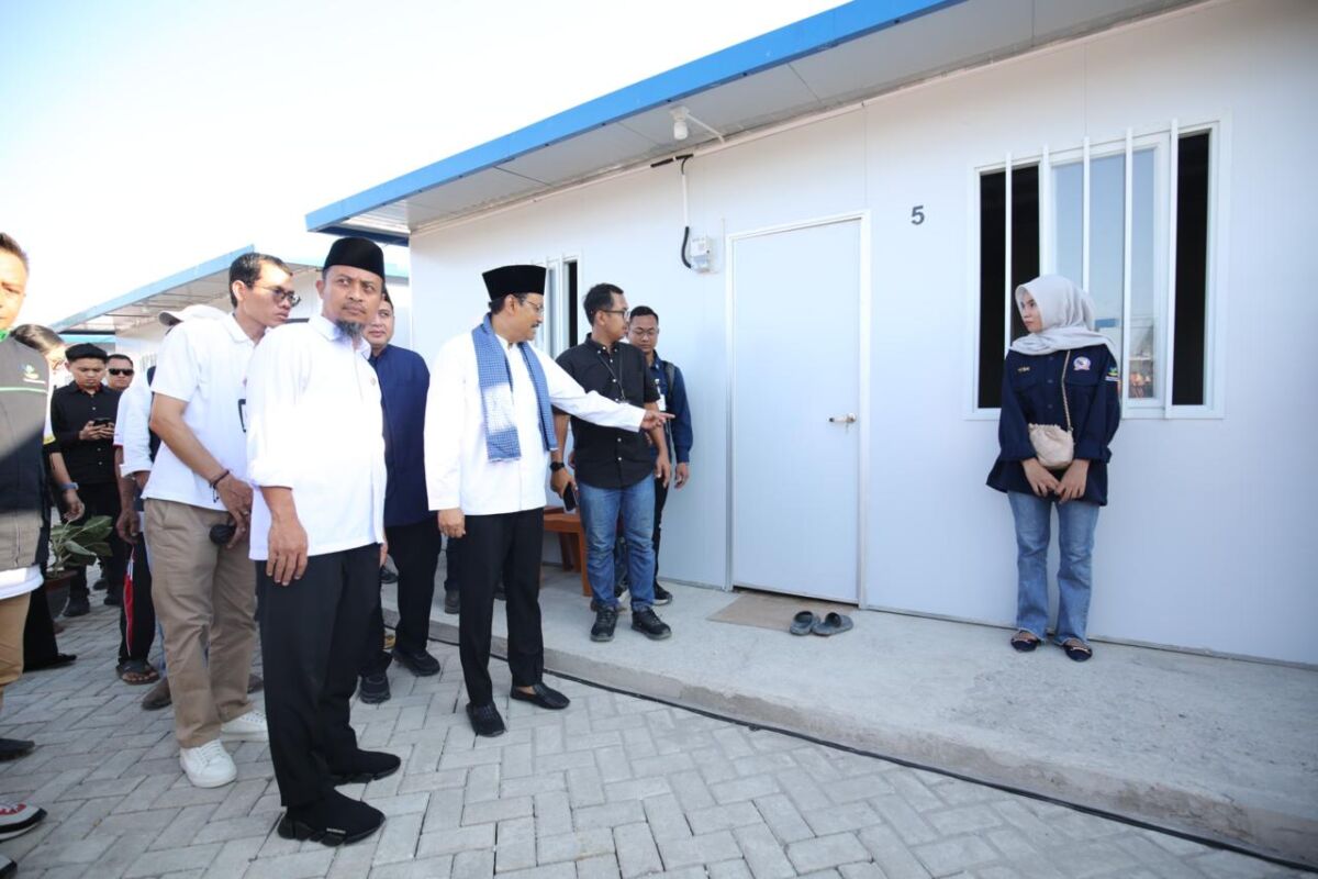 Mensos Saifullah Yusuf didampingi Gubernur Sulsel Andi Sudirman Sulaiman melihat dari dekat rumah bantuan untuk Naila dan tetangganya yang kurang mampu, usai peresmian di Jalan Salodong, Kelurahan Untia, Kecamatan Biringkanaya, Makassar, Jumat (5/9/2025).