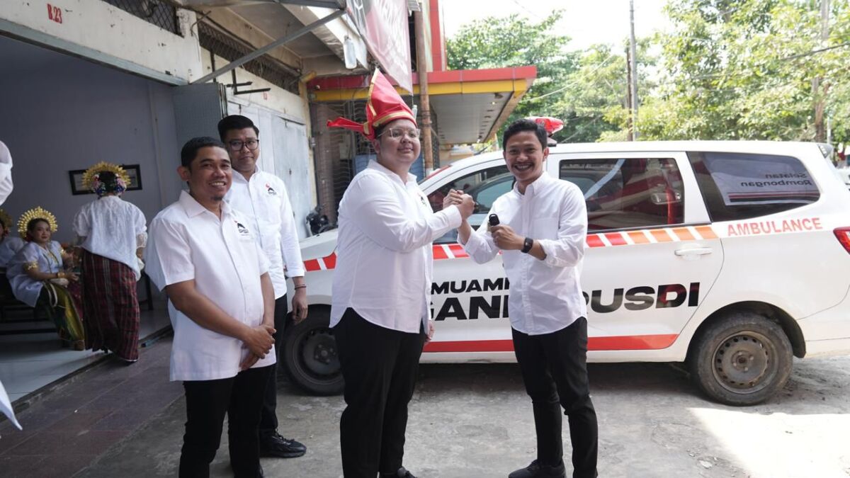 Ketua DPW PSI Sulsel Muammar Ferirae Gandi menyerahkan mobil ambulans kepada Ketua DPD PSI Gowa Muh Farhan di Sekretariat DPD PSI Gowa, Jalan Tomanurung Raya.