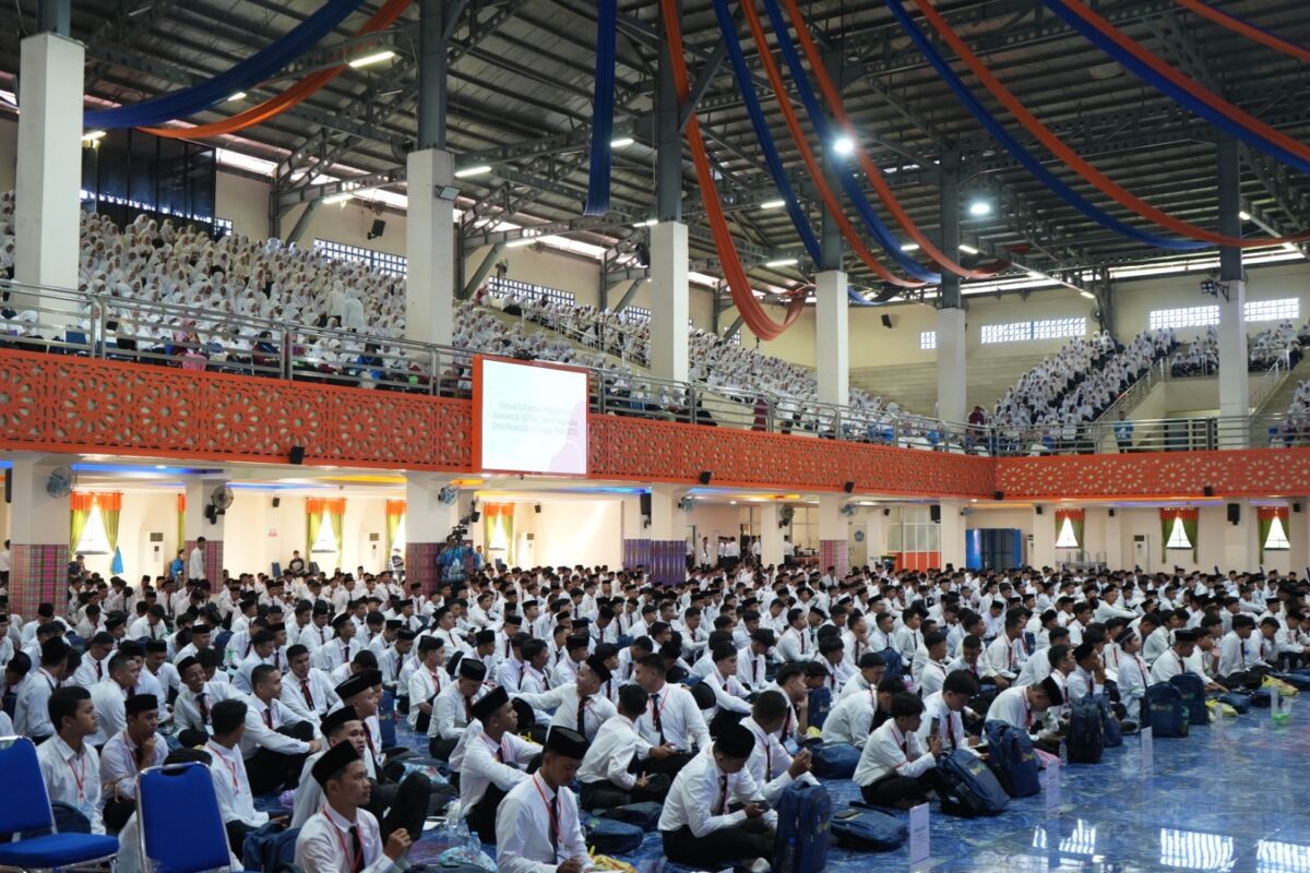 Ribuan maba Unismuh Makassar yang mengikuti orientasi akademik dan kemahasiswaan di Balai Sidang Muktamar, Kampus Unismuh Makassar, Jalan Sultan Alauddin, Sabtu (6/9/2025).