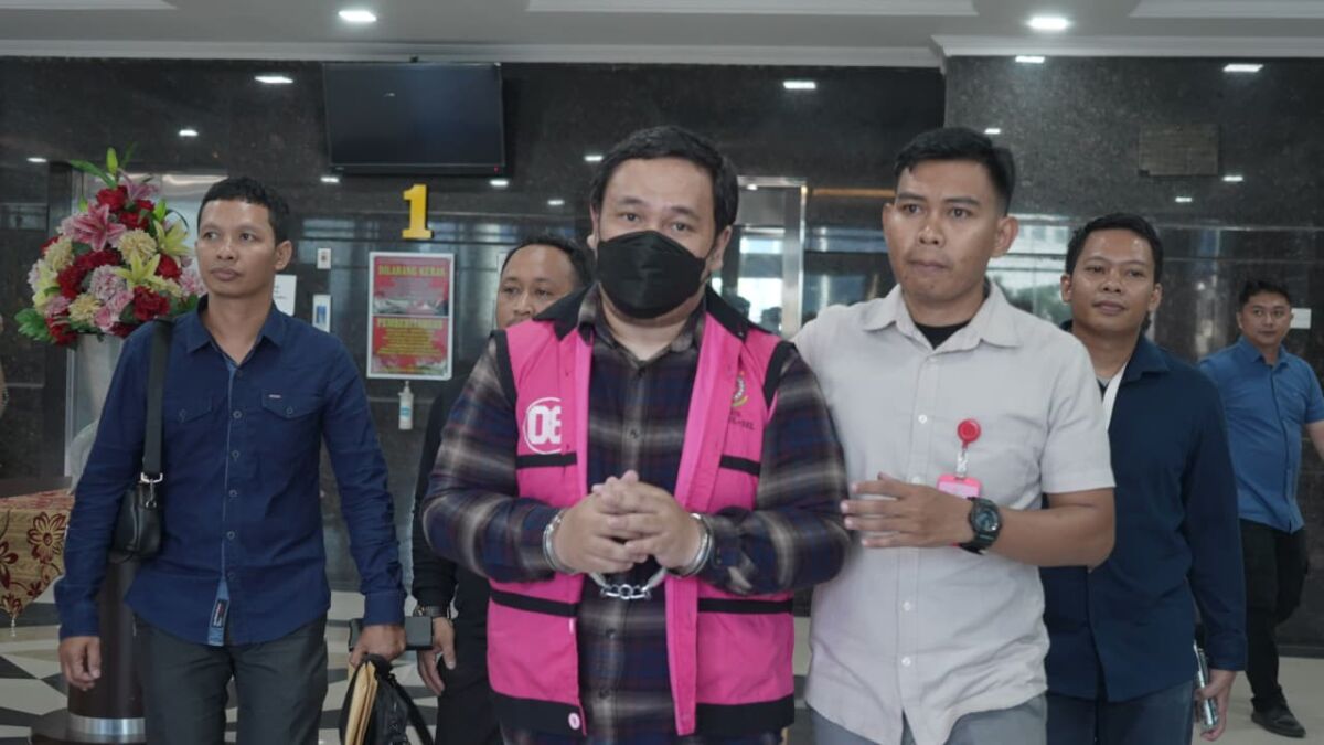 Tersangka ALW, seorang analis kredit senior yang pernah bertugas di bank BUMN Cabang Parepare
dan Cabang Sengkang ditahan penyidik Kejati Sulsel terkait kasus dugaan korupsi.