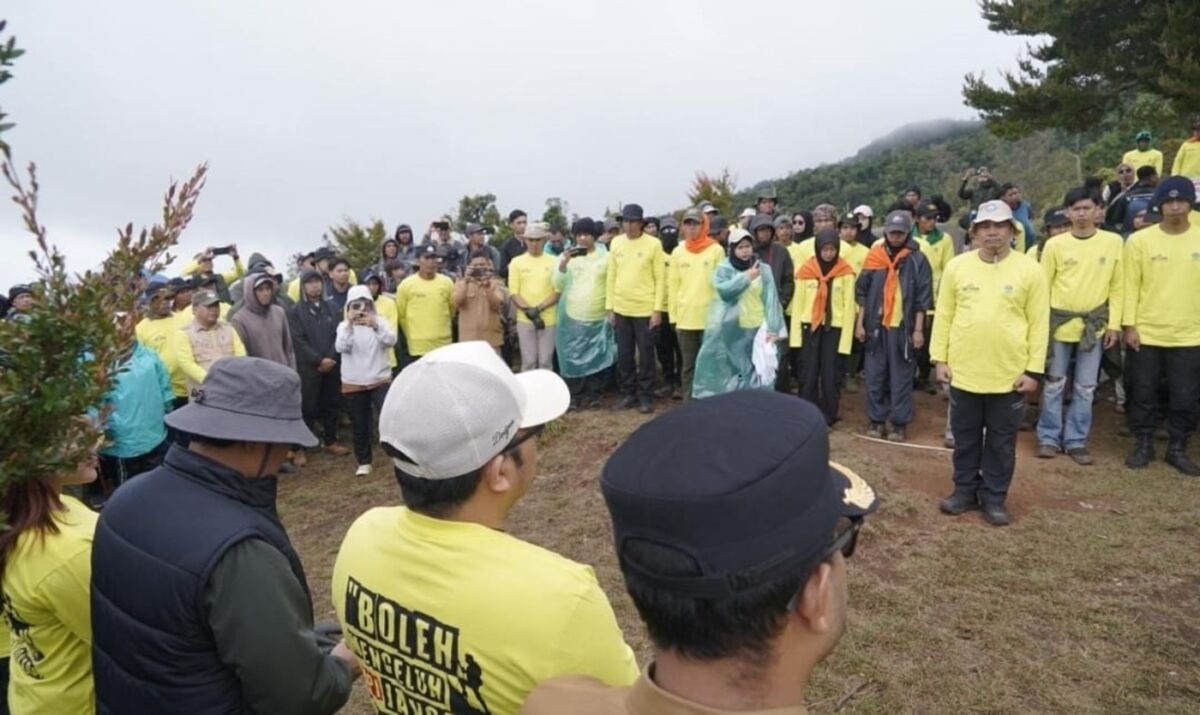 IST
AKSI BERSIH -- Wabup Gowa, Darmawangsyah Muin saat berada di Pos 3 Gunung Bawakaraeng bersama Kepala Pusat Pengendalian Lingkungan Hidup Sulawesi dan Maluku, Azri Rasul dan para pecinta alam melakukan aksi bersih di jalur pendakian Bawakaraeng. 