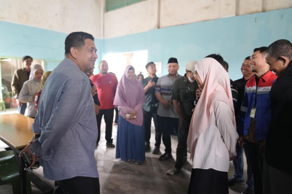 ist
TINJAU--Wali Kota Makassar, Munafri Arifuddin, didampingi oleh Ketua TP PKK Kota Makassar, Meylinda Aksa, meninjau lokasi program Corporate Social Responsibility (CSR) Pertamina Integrated Terminal Makassar di Kecamatan Ujung Tanah, Minggu (7/9/2025).