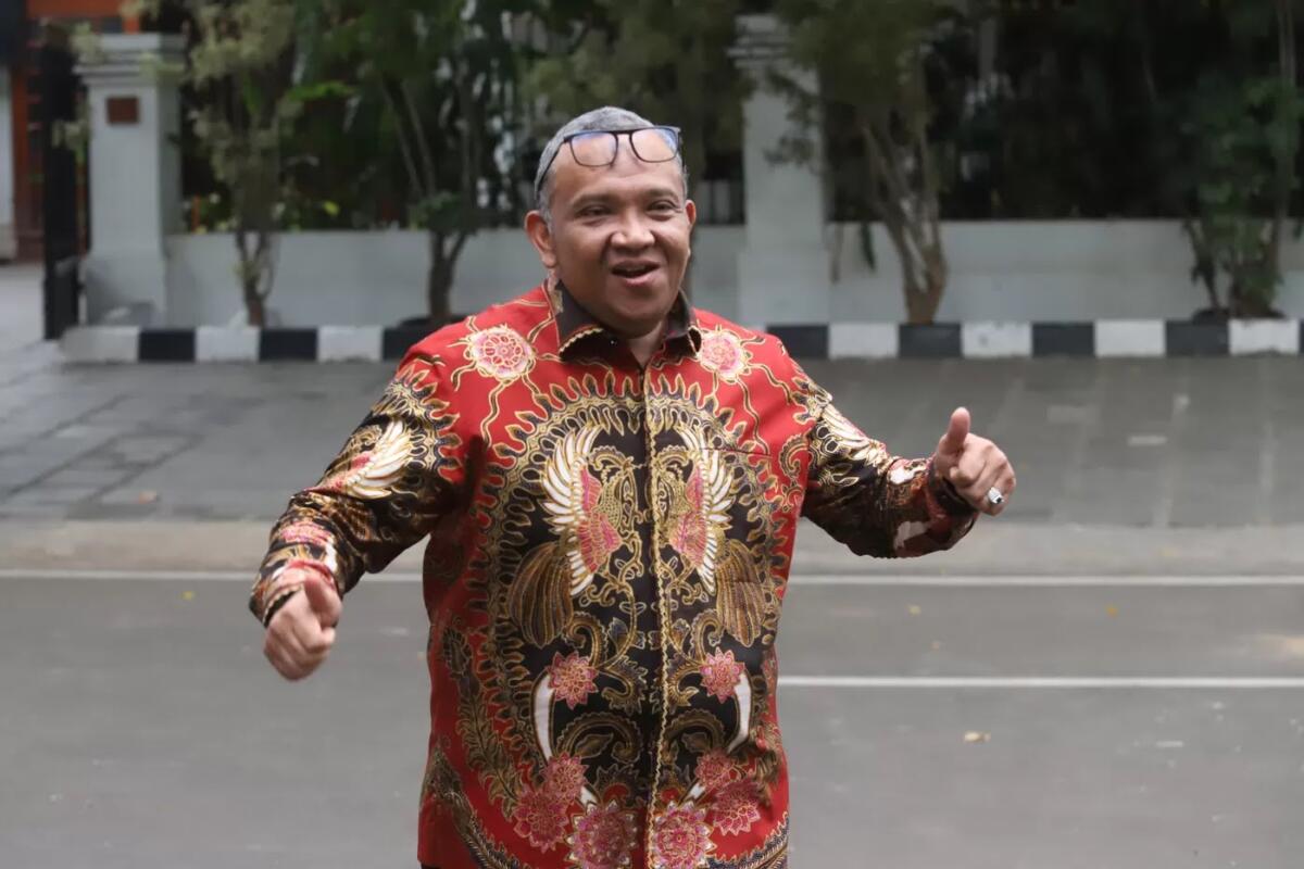 Wakil Menteri Ketenagakerjaan Afriansyah Noor menyapa wartawan setibanya di kediaman Presiden Terpilih Prabowo Subianto di Jalan Kertanegara, Jakarta Selatan, Selasa (15/10/2024). (Dery Ridwansah/ JawaPos.com)