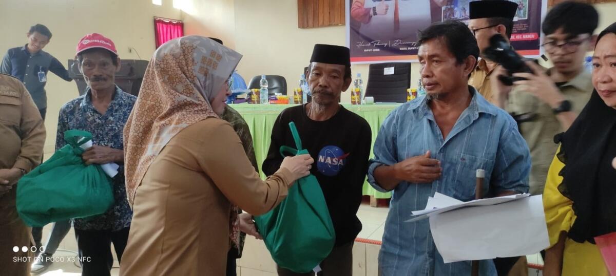 BKM/SAR
BINCANG -- Bupati Gowa, Husniah Talenrang saat melakukan bincang-bincang dengan warga PKH di Kecamatan Bontomarannu. 
