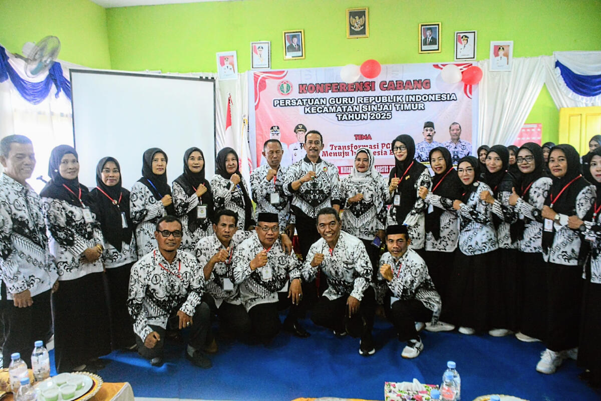 Sekretaris Daerah (Sekda) Kabupaten Sinjai, A. Jefrianto Asapa, yang juga selaku Ketua PGRI Kabupaten Sinjai secara resmi membuka Konferensi Cabang (Konfercab) Pengurus Persatuan Guru Republik Indonesia (PGRI)