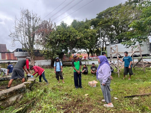 Bupati Sinjai, Hj. Ratnawati Arif bersama Wakil Bupati, A. Mahyanto Mazda, turun langsung memimpin kerja bakti Gerakan Aksi Kota di Stadion Andi Bintang