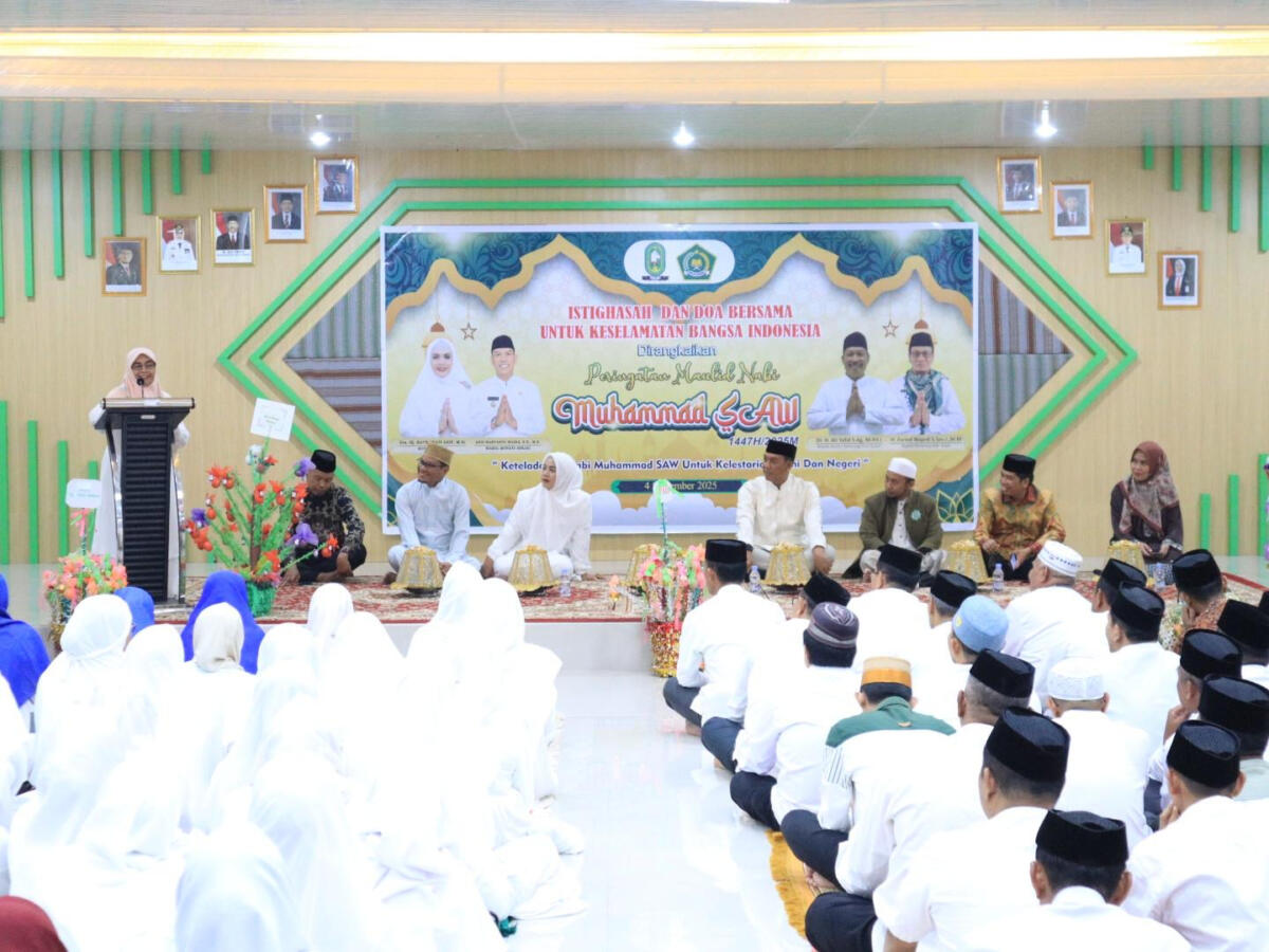 Bupati Sinjai, Hj. Ratnawati Arif, bersama Wakil Bupati Sinjai, Andi Mahyanto Mazda, menghadiri kegiatan Istighasah, Doa, dan Dzikir Bersama
