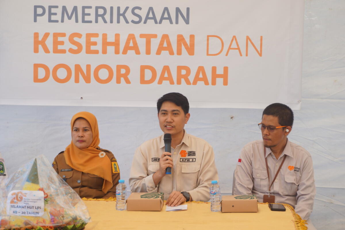 SAMBUTAN -- Kepala Divisi Kantor Perwakilan LPS III Sulawesi, Maluku, dan Papua, Dadi Hermawan, menyampaikan sambutan pada acara pemeriksaan kesehatan gratis dan donor darah di salah satu kabupaten di Sulawesi Selatan dalam rangka merayakan HUT ke 20 LPS.