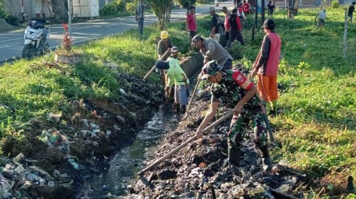 Antisipasi Luapan Air, Personel Koramil Larompong Karya Bakti Bersihkan Saluran Air
