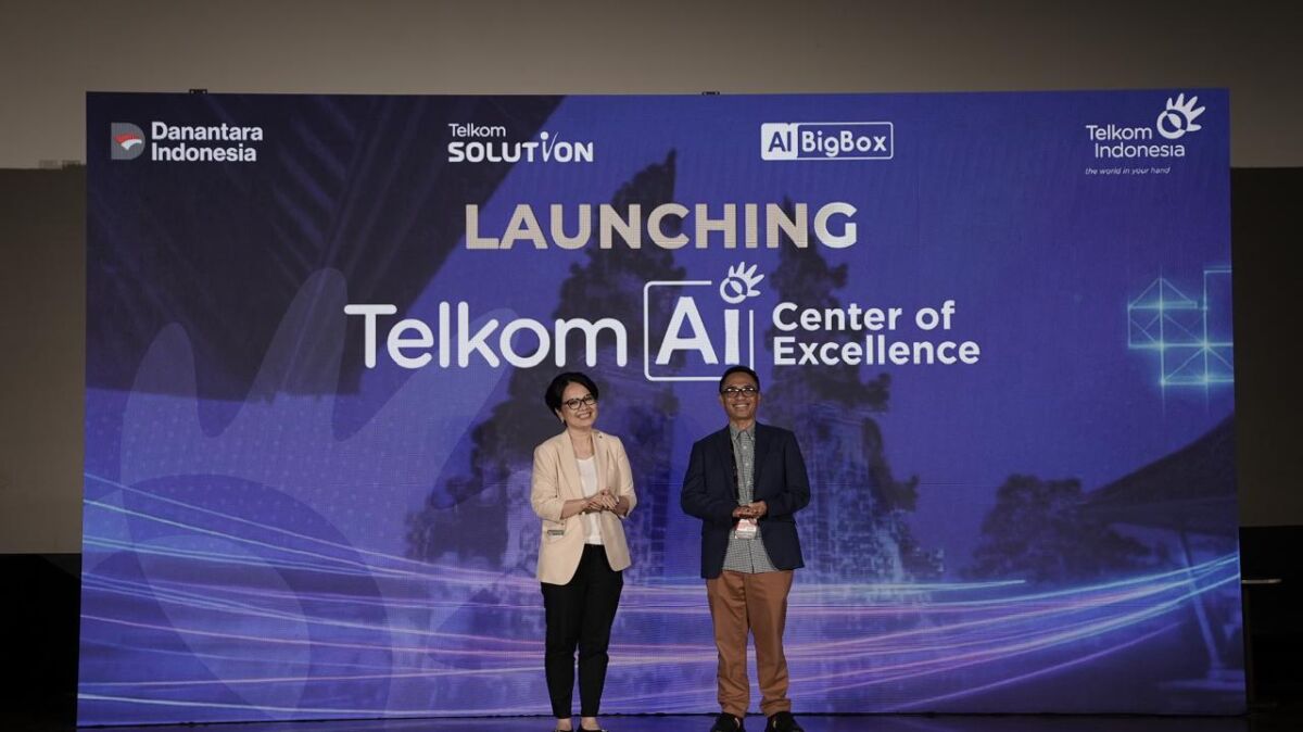 PELUNCURAN -- Direktur Enterprise & Business Service, Veranita Yosephine (kiri) dan Direktur IT Digital Telkom Faizal R Djoemadi (kanan) saat acara peluncuran Telkom Artificial Intelligence (AI) Center of Excellence (CoE) di Bali pada, Kamis (28/8).