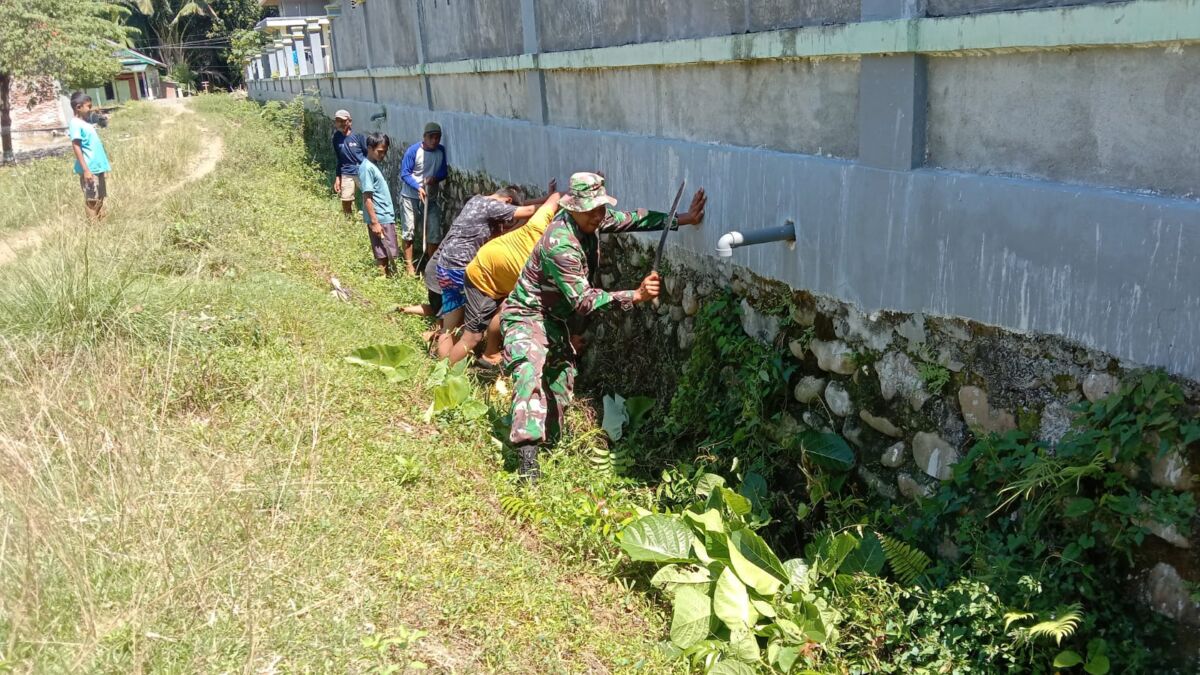 Babinsa Koramil Belopa Karya Bakti Bersihkan Sampah
