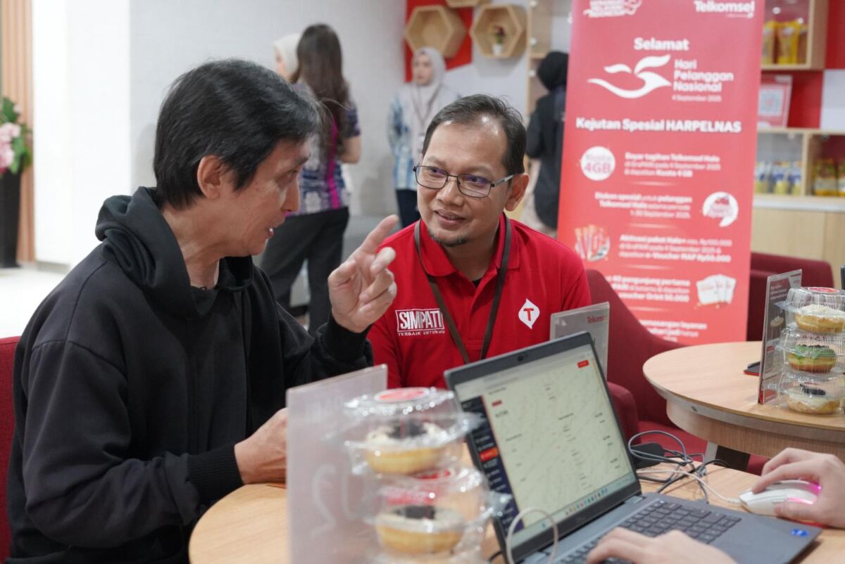 SERAP MASUKAN -- Manajemen PT Telkomsel Area Pamasuka sedang menerima masukan dari pelanggan setianya terhadap bentuk layanan Telkomsel di Hari Pelanggan Nasional, pada 4 September 2025.