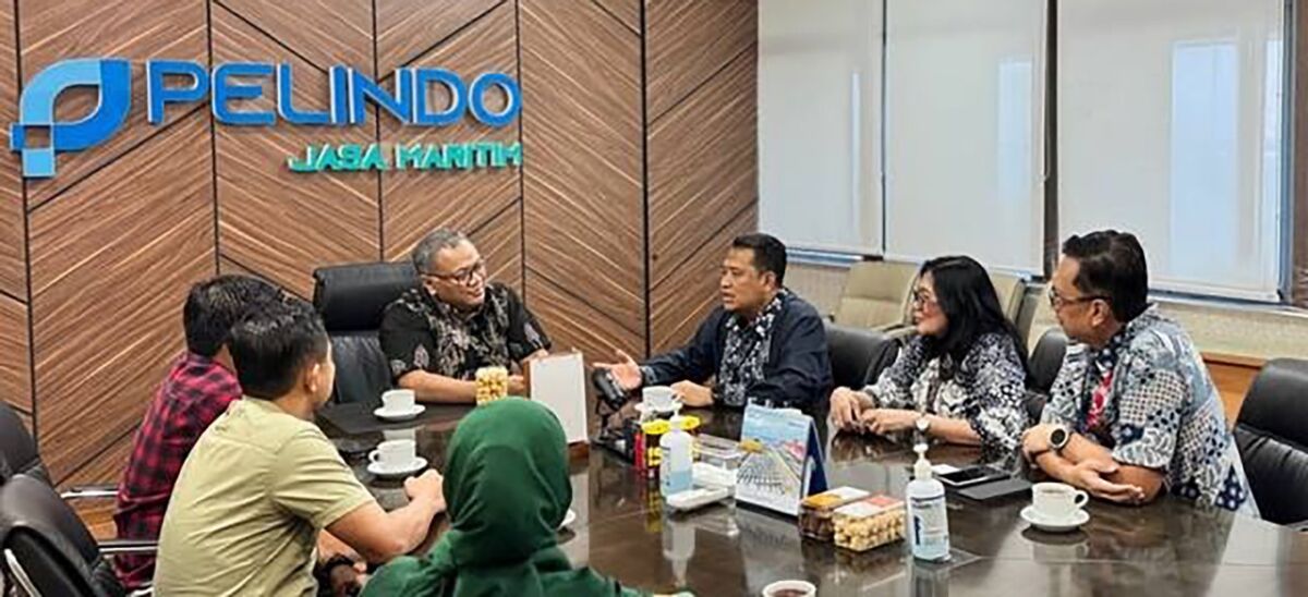 DISKUSI -- EVP Telkom Regional 5, Amin Soebagyo didampingi GM Regional Enterprise & Government Service TR5, Feronika sedang berdiskusi dengan Direktur Utama SPJM, Arief Prabowo, saat melakukan kunjungan dalam rangka Hari Pelanggan Nasional, pada Kamis, 4 September 2025.