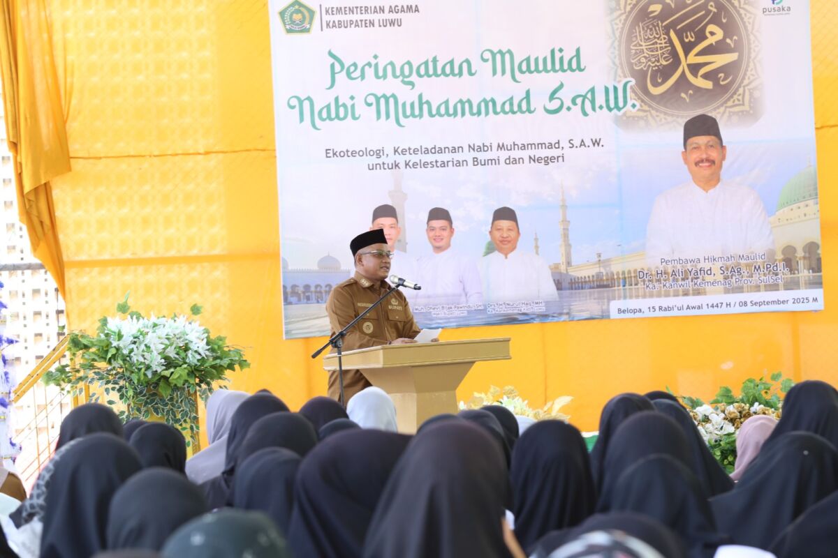 MAULID -- Bupati Luwu, H. Patahudding menghadiri peringatan Maulid Nabi Besar Muhammad SAW di halaman Kantor Kementerian Agama Kabupaten Luwu, Senin (8/9).