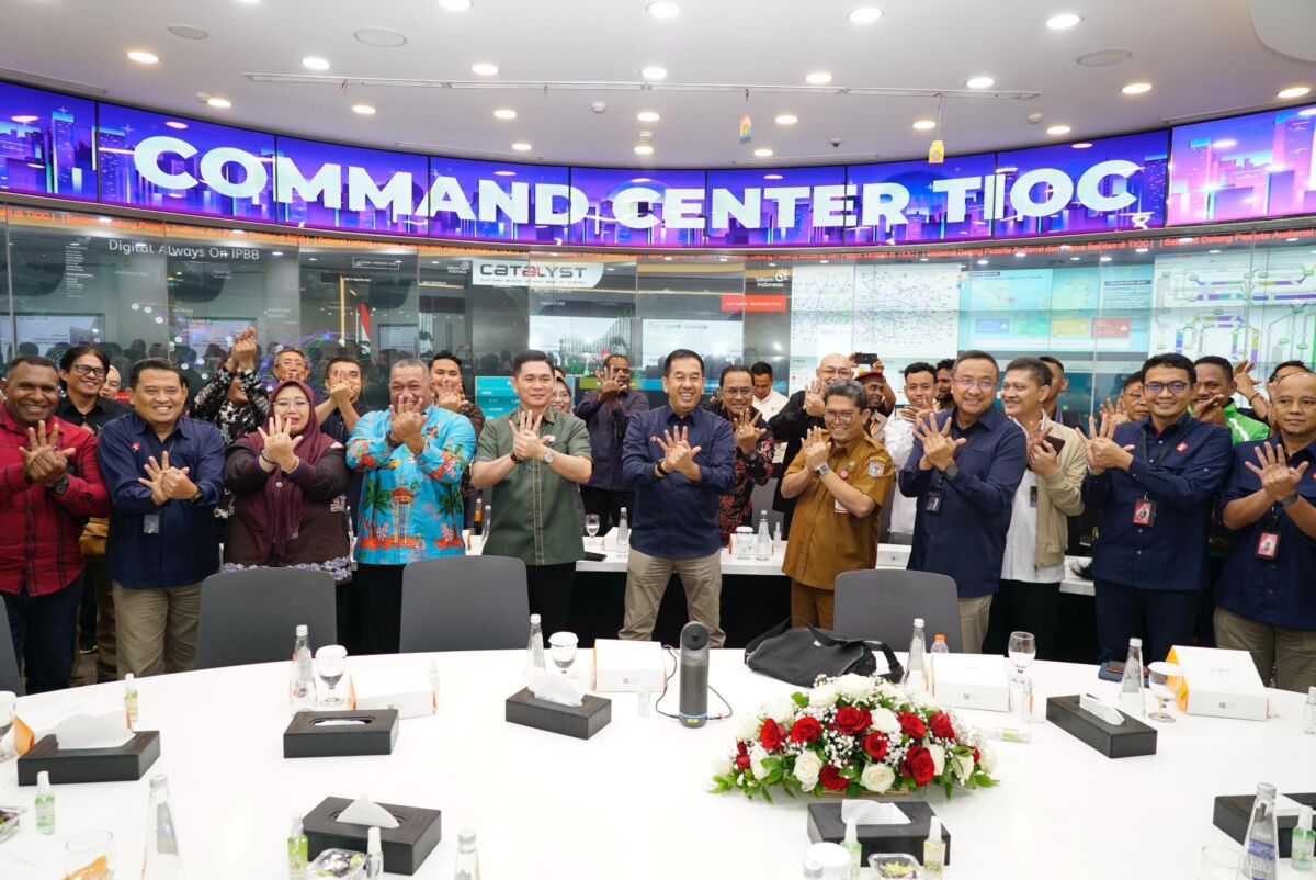 AUDIENSI -- Para peserta melakukan foto bersama usai acara audiensi bersama Pemerintah Daerah dan berbagai Komunitas Papua Selatan.