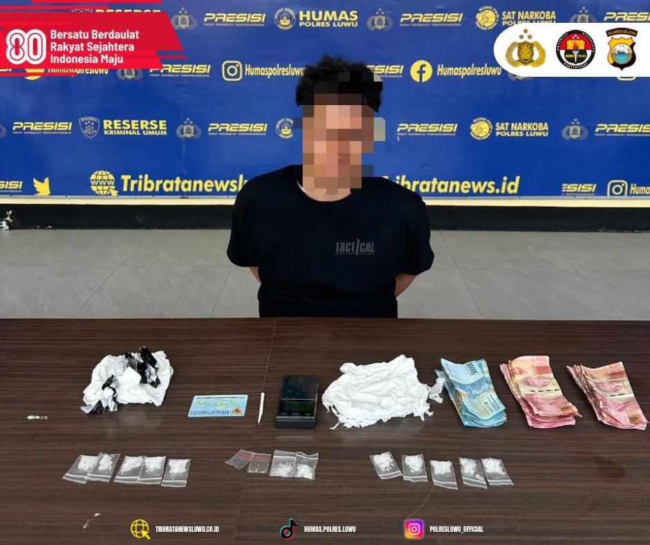 TANGKAP -- Pelaku AJ (35) diamankan polisi Polres Luwu karena diduga mengedarkan sabu-sabu di Kelurahan Noling, Kecamatan Bupon, Kabupaten Luwu, Minggu (7/9) malam.