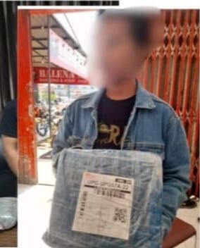 GAGALKAN -- Barang bukti ganja seberat 1.235 gram yang dikemas dalam bentuk paket berhasil digagalkan tim Bea Cukai Makassar.