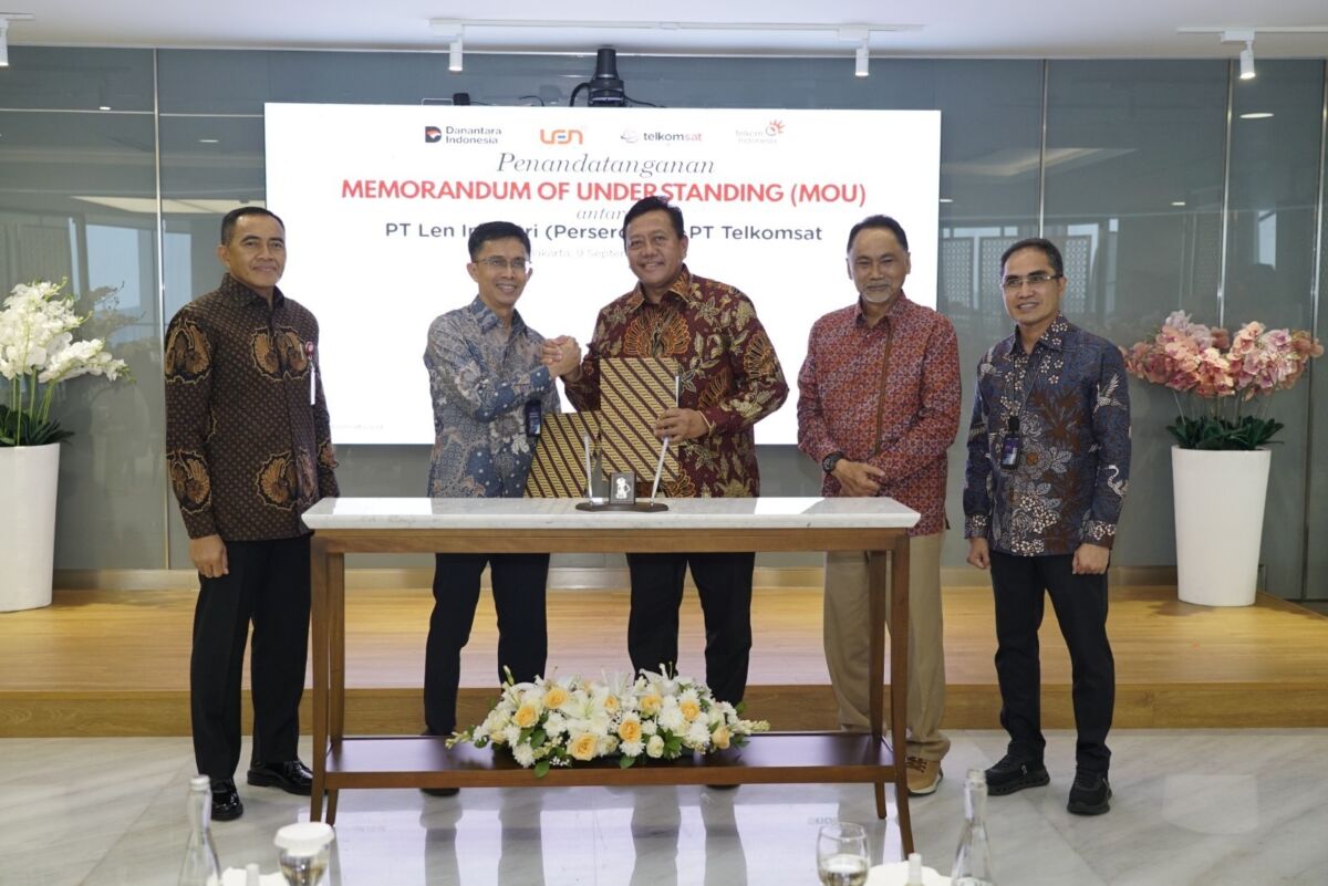 PENANDATANGANAN -- Kiri ke kanan: Sekretaris Jenderal Kementerian Pertahanan Republik Indonesia sekaligus sebagai Komisaris Utama PT Len Industri (Persero), Letnan Jenderal TNI Tri Budi Utomo, Direktur Utama PT Len Industri (Persero), Prof Joga Dharma Setiawan, Direktur Utama Telkomsat, Lukman Hakim Abd Rauf, Komisaris Telkom, Rizal Mallarangeng, dan Direktur Wholesale & International Service Telkom, Honesti Basyir saat acara penandatanganan Nota Kesepahaman (MoU) antara PT Telkom Satelit Indonesia (Telkomsat) dan PT Len Industri (Persero) di Jakarta, pada Selasa (9/9).