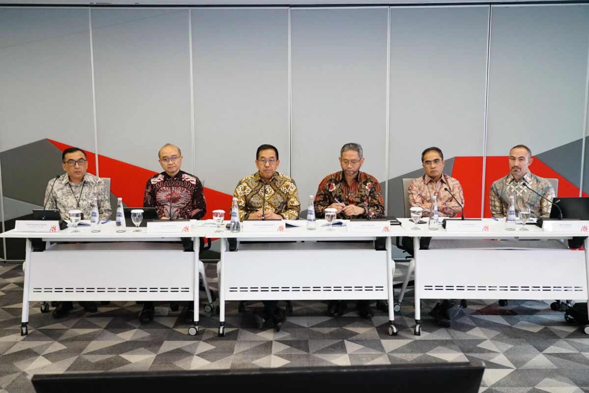 PUBLIC EXPOSE -- Wakil Direktur Utama Telkom, Muhammad Awaluddin (ketiga dari kiri), Direktur Strategic Business Development & Portfolio Telkom, Seno Soemadji (ketiga dari kanan), Direktur Wholesale & International Service Telkom, Honesti Basyir (kedua dari kanan), serta Direktur Keuangan & Manajemen Risiko Telkomsel, Daru Mulyawan (kedua dari kiri), pada agenda Telkom - Public Expose Live 2025, Jumat (12/9).