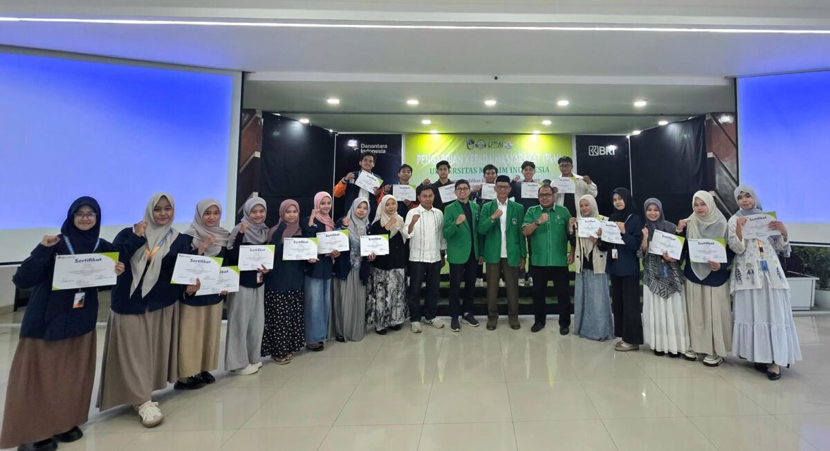 KARAKTER -- Ketua PkM UMI Dr Surani foto bersama peserta kegiatan Pengabdian kepada Masyarakat (PkM) mitra dengan Yayasan Baitul Maal BRILiaN Makassar di Gedung Kanwil BRI Lantai 5, Sabtu  (13/9).