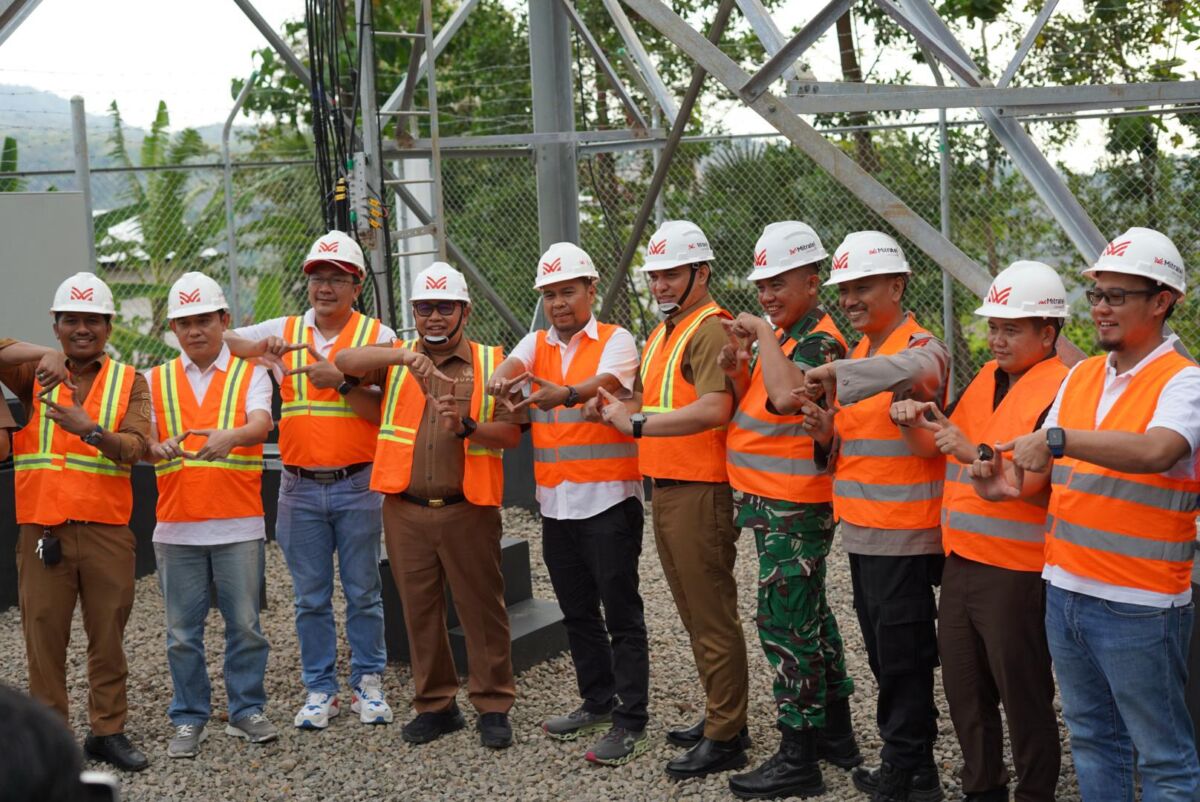 BTS 4G -- Bupati Takalar, Muhammad Firdaus Dg Manye (empat dari kiri) bersama jajaran manajemen Telkomsel Area Pamasuka dan jajaran Forkopimda Kabupaten Takalar, saat meresmikan BTS 4G di Desa Kaleko'mara, Kecamatan Polongbangkeng Timur, Kabupaten Takalar. 