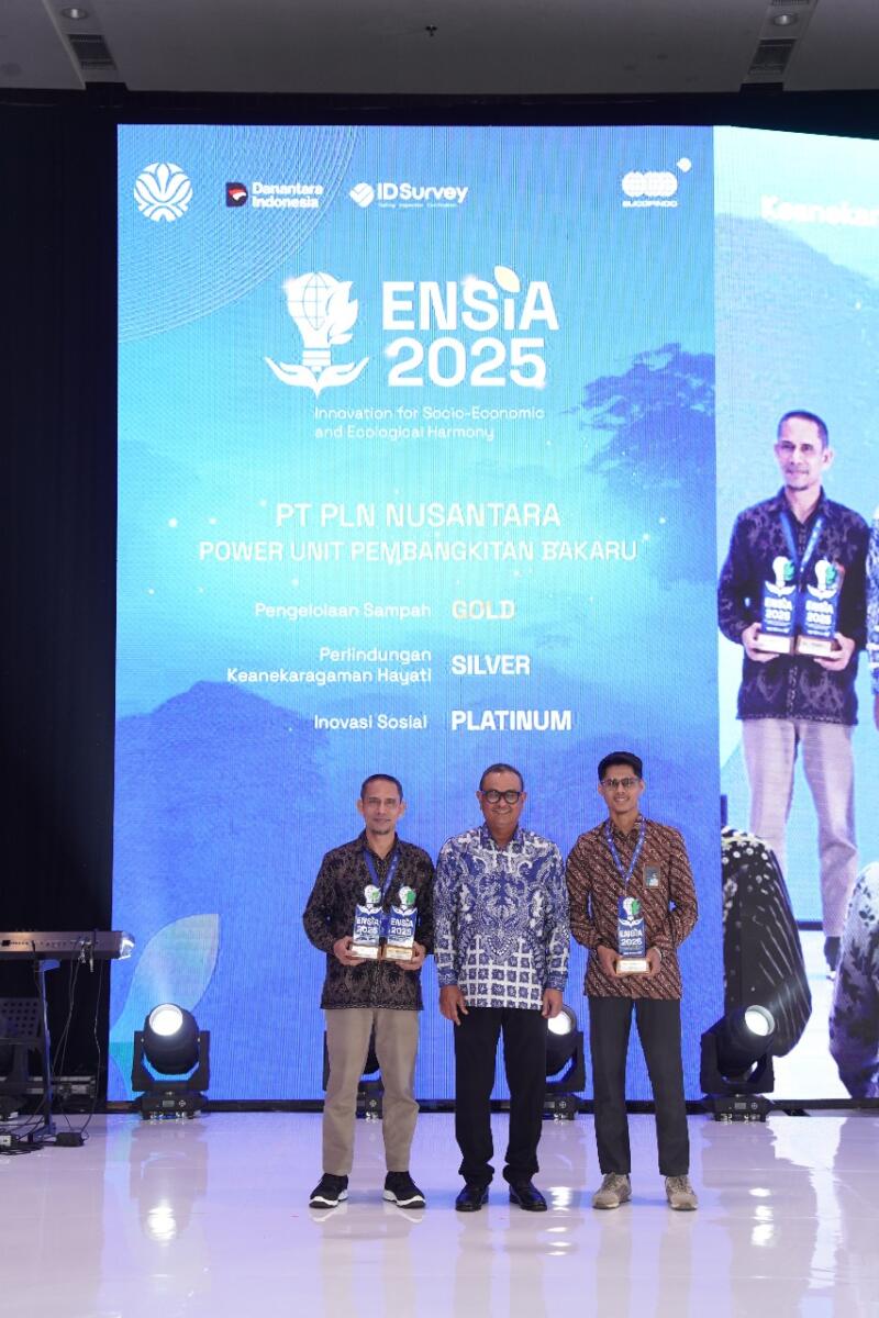 PENGHARGAAN -- Tim PLN Nusantara Power Unit Pembangkitan Bakaru dengan penghargaan yang diterima masing-masing.