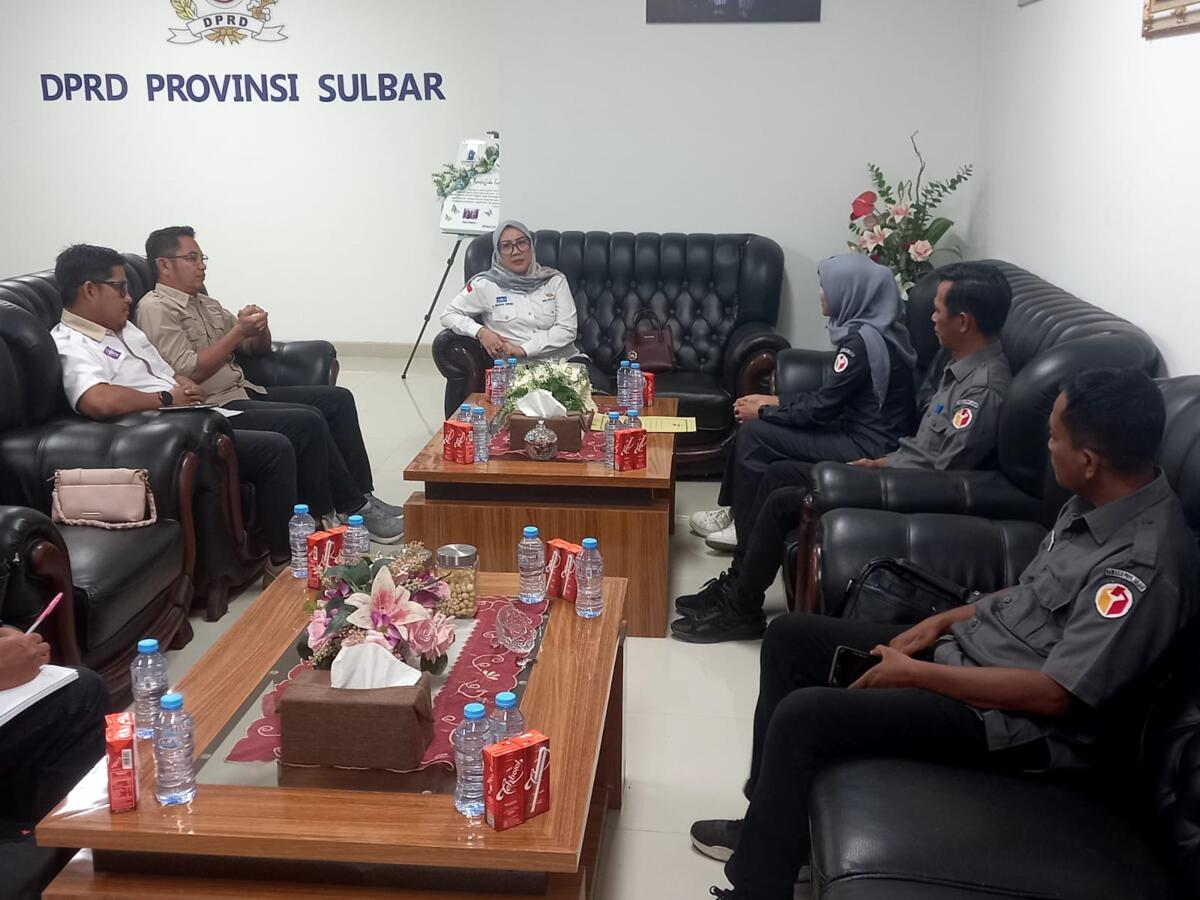 TERIMA -- Wakil Ketua DPRD Provinsi Sulbar, Dr Hj St Suraidah Suhardi saat menerima kunjungan tim Badan Pengawas Pemilu Sulbar di ruang kerjanya.