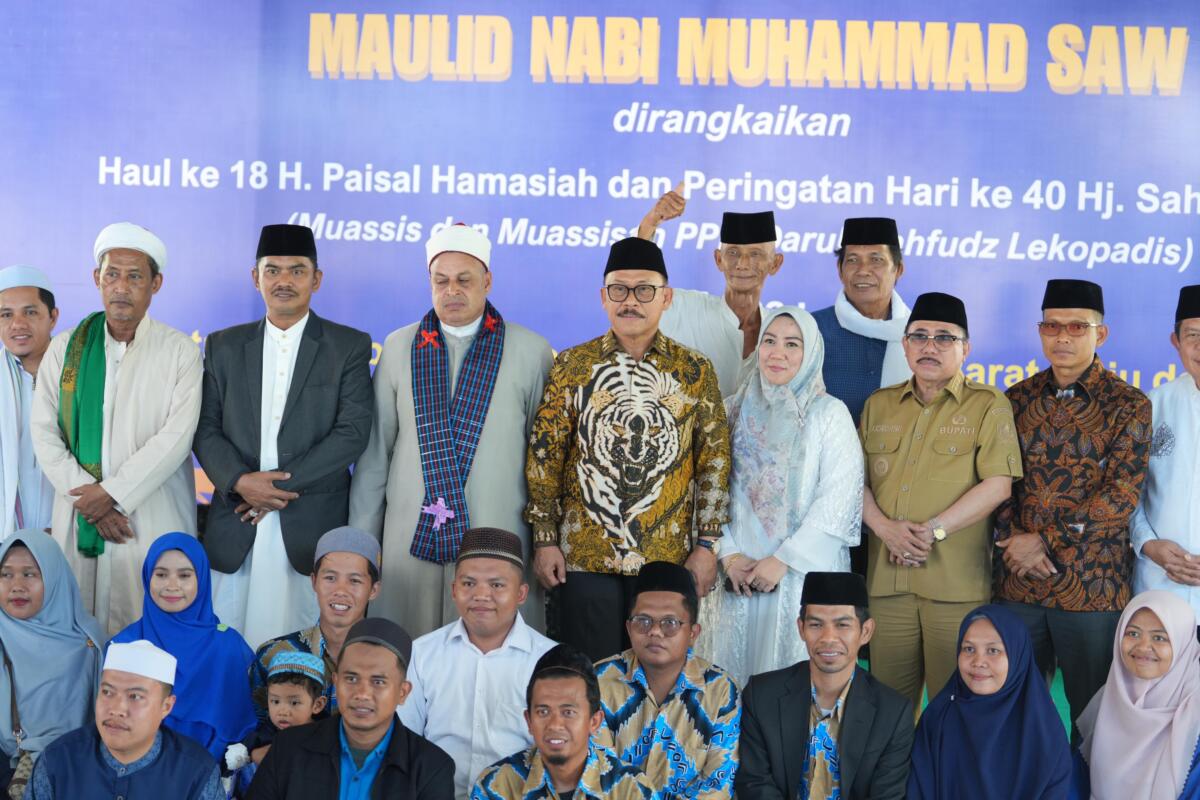 HADIR -- Wakil Ketua DPRD Sulbar, Hj St Suraidah Suhardi bersama Gubernur Sulbar, H Suhardi Duka ketika menghadiri peringatan Maulid Nabi Muhammad Saw yang digelar di Pondok Pesantren Darul Mahfudz Lekopadis, bersama Gubernur Sulawesi Barat, Suhardi Duka, pada Senin, 15 September 2025.