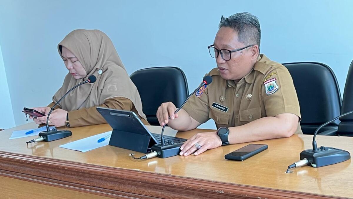 RAPAT -- Sekwan Arianto, AP., M.M didampingi Kabag Fasilitasi Penganggaran dan Pengawasan (FPP), Irma Trisnawati sedang memimpin rapat bersama staf pelaksana lingkup Sekretariat DPRD Sulbar.