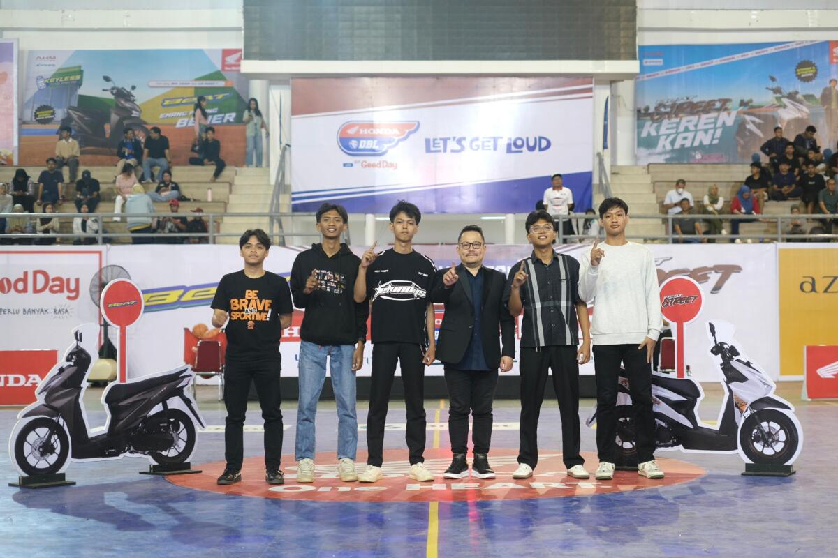 HONDA DBL -- Region Head Astra Motor Sulsel, Thamsir Sutrisno (tiga dari kanan) bersama tim Honda DBL 2025 foto bersama saat pembukaan Honda DBL 2025 South Sulawesi Series di GOR Unhas Makassar.