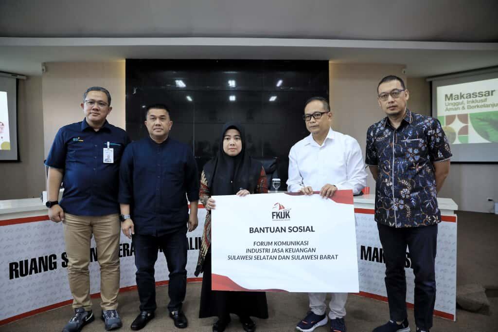 BANTUAN -- Ketua FKIJK Sulselbar, Moch Muchlasin (dua dari kanan) didampingi Sekda Makassar, Andi Zulkifly, menyerahkan bantuan sosial kepada keluarga korban kerusuhan DPRD Makassar.