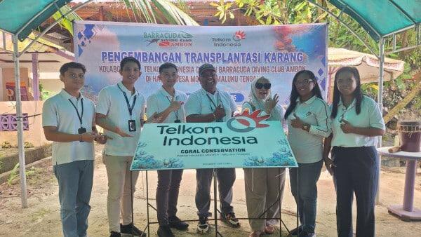 TANAM -- Tim Telkom Regional V bersama Barracuda Diving Club Ambon sedang melakukan persiapan penanaman 2.000 bibit karang di Pantai Halassy, Desa Morella, Maluku Tengah.