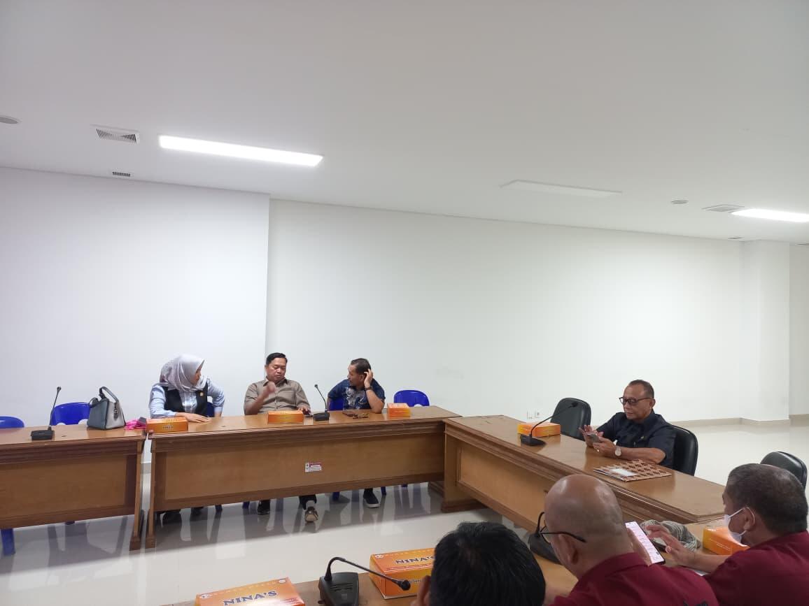 RAPAT LANJUTAN -- Panja DPRD Sulbar menggelar rapat lanjutan dalam rangka pembahasan Ranperda tentang Perubahan Perda No.1 tahun 2018 mengenai Perumda Sebuku Energi Malaqbi.