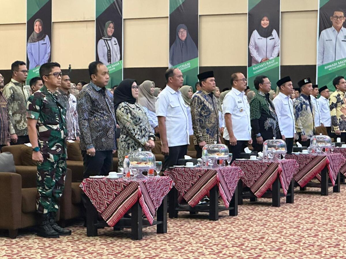 PENGUKUHAN -- Gubernur Sulbar, Suhardi Duka didampingi tiga unsur pimpinan DPRD Sulbar dan Presidium Majelis Nasional KAHMI, Herman Khaeron menghadiri pengukuhan MW KAHMI Sulbar.