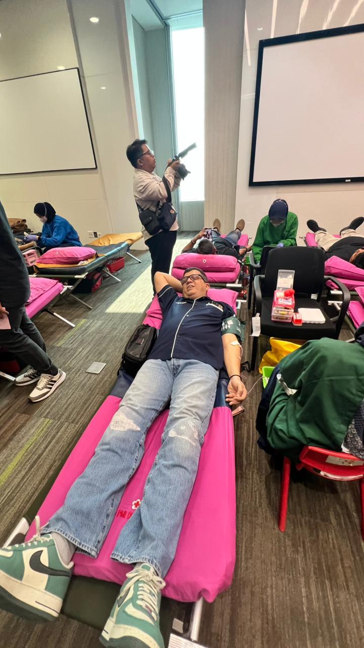 DONOR DARAH -- Suasana kegiatan donor darah yang digelar karyawan XLSmart dalam rangka merayakan Hari Bhakti Postel ke-80.