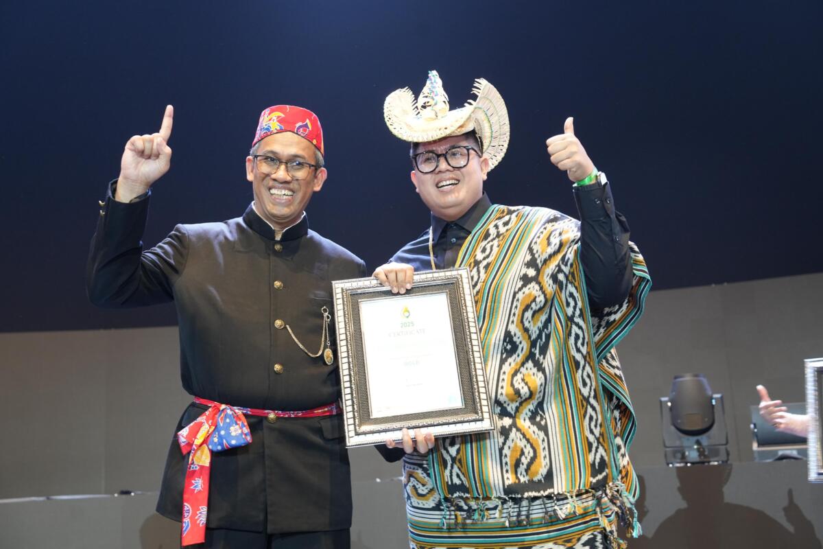 PENGHARGAAN -- Ketua ICCA Indonesia, Andi Anugrah menyerahkan penghargaan The Best People Development ICCA 2025 kepada Sekretaris Perusahaan PELNI, Evan Eryanto.