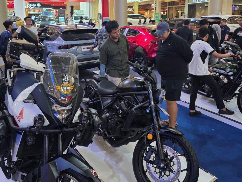 SEDOT PERHATIAN -- Honda CMX1100 Rebel dan Honda XL750 Transalp menyedot perhatian pengunjung MUF Auto Fest 2025 Trans Studio Mall Makassar.