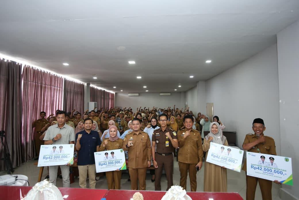 SANTUNAN -- Kepala BPJS Ketenagakerjaan Cabang Palopo, Haryanjas Pasang Kamase, Wakil Bupati Luwu, Muh Dhevy Bijak Pawindu, dan unsur terkait lainnya foto bersama usai penyerahan santunan JKK dan JKM kepada pekerja rentan yang ada di Kabupaten Luwu.