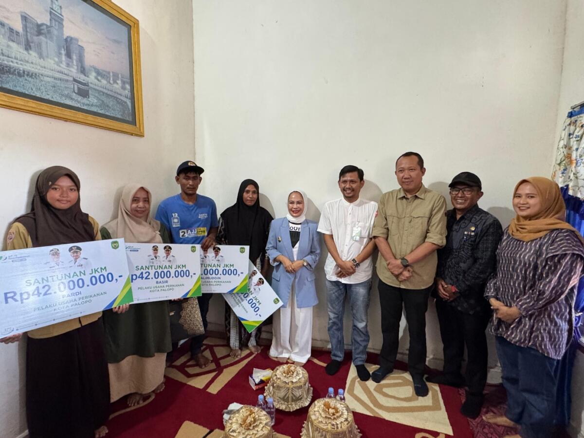 SANTUNAN -- Wali Kota Palopo, Hj Naili Trisal didampingi Kepala BPJS Ketenagakerjaan Cabang Palopo, Haryanjas Pasang Kamase, menyerahkan santunan JKM sebesar Rp42 juta kepada 4 ahli waris nelayan peserta BPJS Ketenagakerjaan, Jumat, 19 September 2025. 