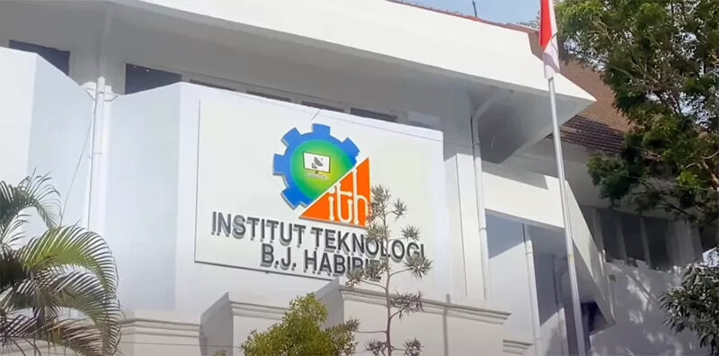 ITH dan Universitas DIPA Latih UMKM Kerang Indah Parepare Kuasai Pemasaran Digital
