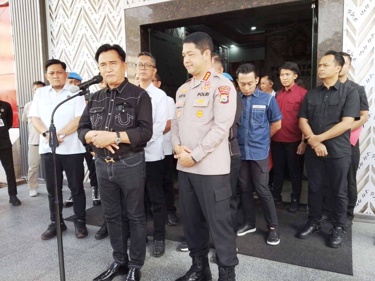 KETERANGAN -- Menko Kumham Imipas, Yusril Ihza Mahendra didampingi Kapolrestabes Makassar, Kombes Pol Arya Perdana memberikan keterangan kepada wartawan setelah mengunjungi tahanan di sel. 
