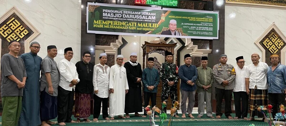 Lurah Minasa Upa Ibrahim, S.H., M.H,   Ustaz Dr Supriandi Al Kajani, Ketua Pengurus Masjid Darussalam H Abdul Karim, Pj Ketua RW 15 H Sufyan Arsyad, Bhabinkamtibmas, Babinsa serta tokoh masyarakat foto bersama usai peringatan Maulid Nabi.