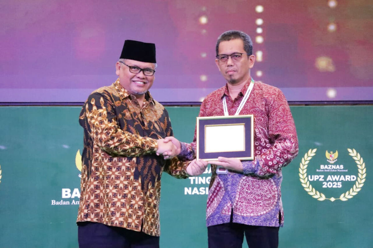 PENGHARGAAN -- Tim UPZ Baznas PT Semen Tonasa (kanan) saat menerima penghargaan UPZ BUMN dengan Perencanaan ZIS Terbaik Bintang 4.
