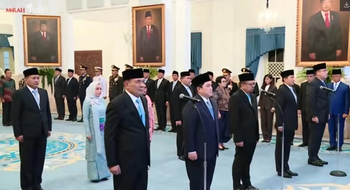 Presiden Prabowo Subianto melantik Erick Thohir sebagai Menpora dan Djamari Chaniago sebagai Menko Polkam. (Tangkapan layar). jawapos