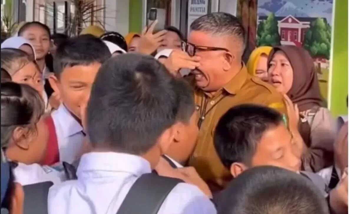 Viral Kepala SMP Negeri 1 Prabumulih diduga dicopot karena tegur anak Wali Kota yang bawa mobil ke sekolah. (Istimewa) jawapos