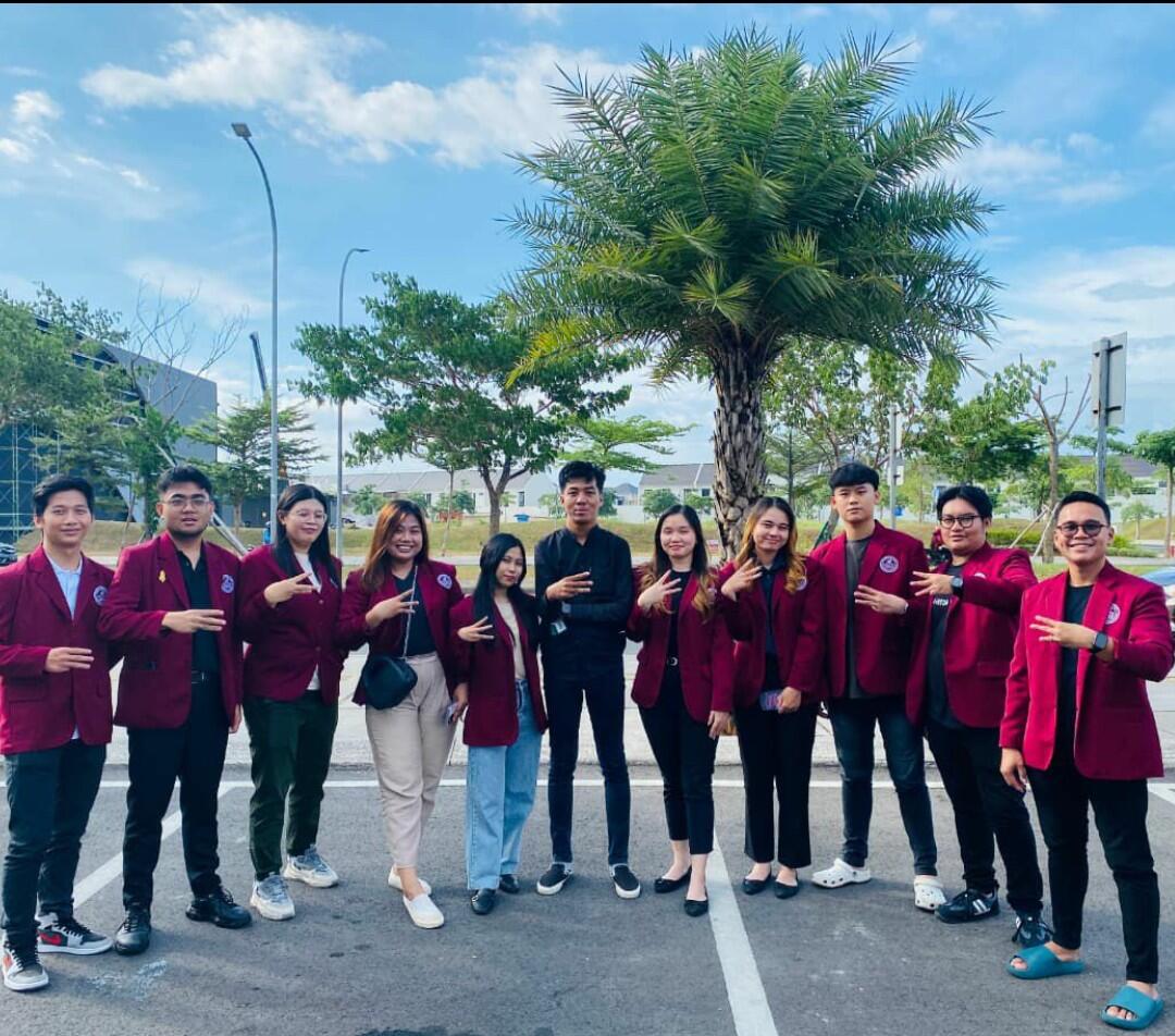 PELATIHAN -- Mahasiswa Universitas Ciputra Makassar foto bersama usai melaksanakan Student Impact Challenge (SIC) dengan melakukan pendampingan terhadap pelaku usaha  lokal di Makassar baru-baru ini.