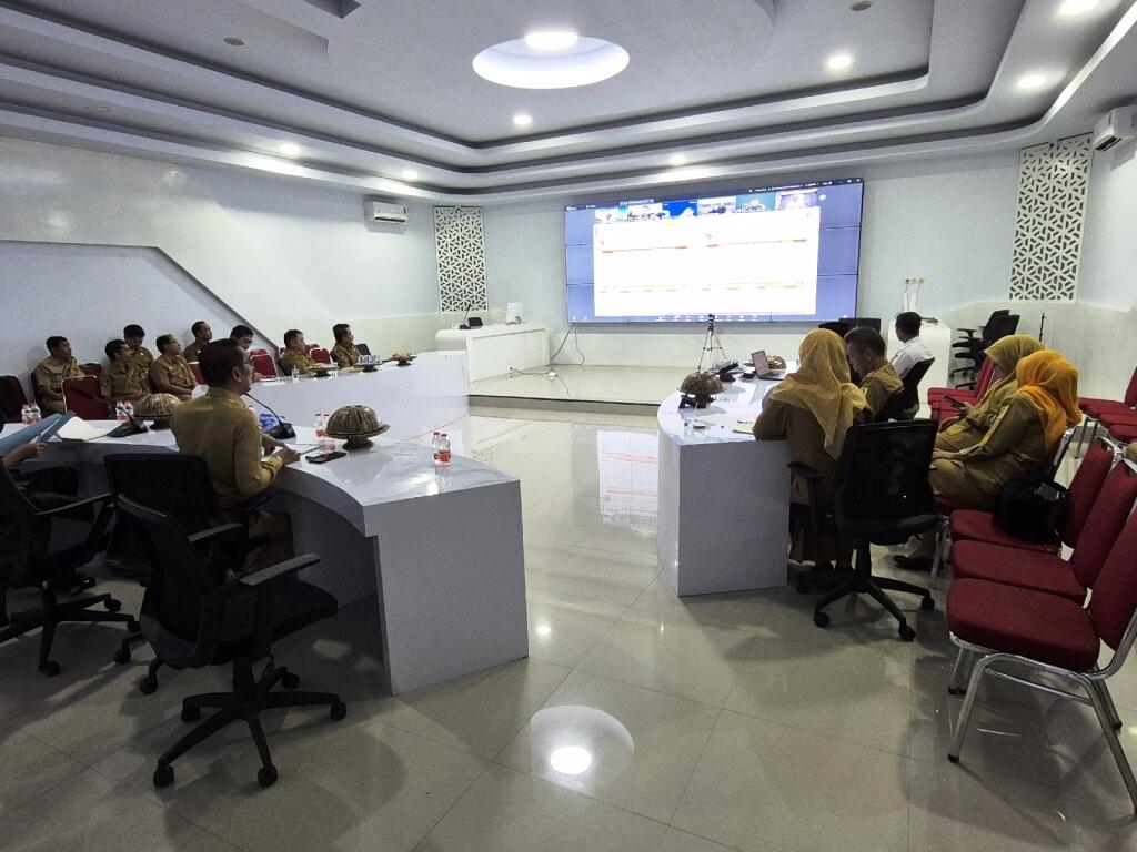 Sekretaris Daerah (Sekda) Kabupaten Sinjai, Andi Jefrianto Asapa, mengikuti Rapat Koordinasi (Rakor) terkait pengendalian inflasi dan evaluasi Program Tiga Juta Rumah yang digelar secara virtual, Senin (25/8/2025).