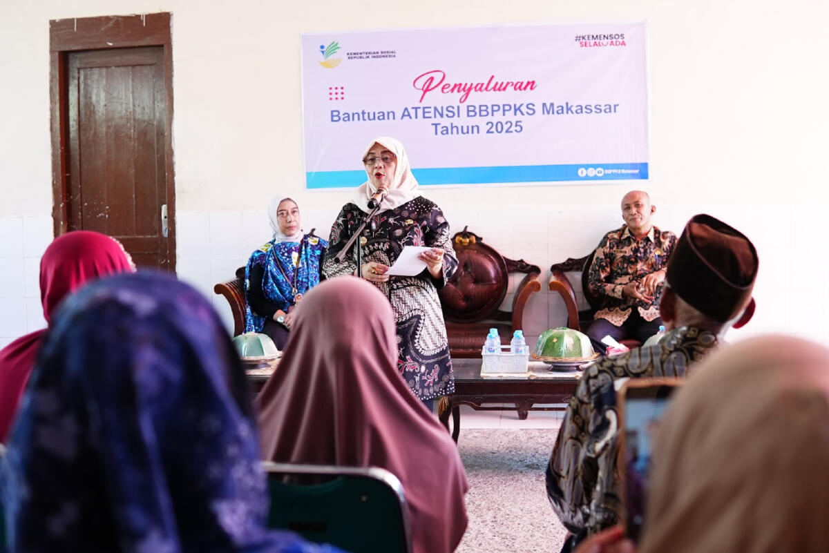 Bupati Sinjai, Hj. Ratnawati Arif didampingi Kepala BBPPKS Makassar dan Kepala Dinas Sosial Kab. Sinjai secara simbolis menyerahkan bantuan ATENSI Tahun 2025 di Kantor Dinas Sosial Kab. Sinjai