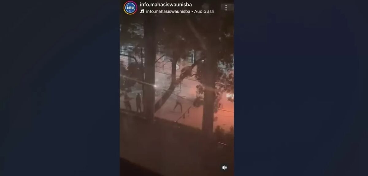 Penembakan gas air mata oleh aparat kepolisian di kampus UNISBA Bandung Senin (1/9) malam. (tangkapan layar info.mahasiswaunisba).