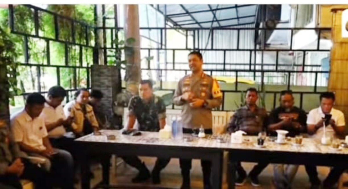 KAMTIBMAS -- Kapolrestabes Makassar bersama Dandim 1408/Makassar melakukan pertemuan bersama Ormas di Jalan Kajaolalido, Makassar. 
